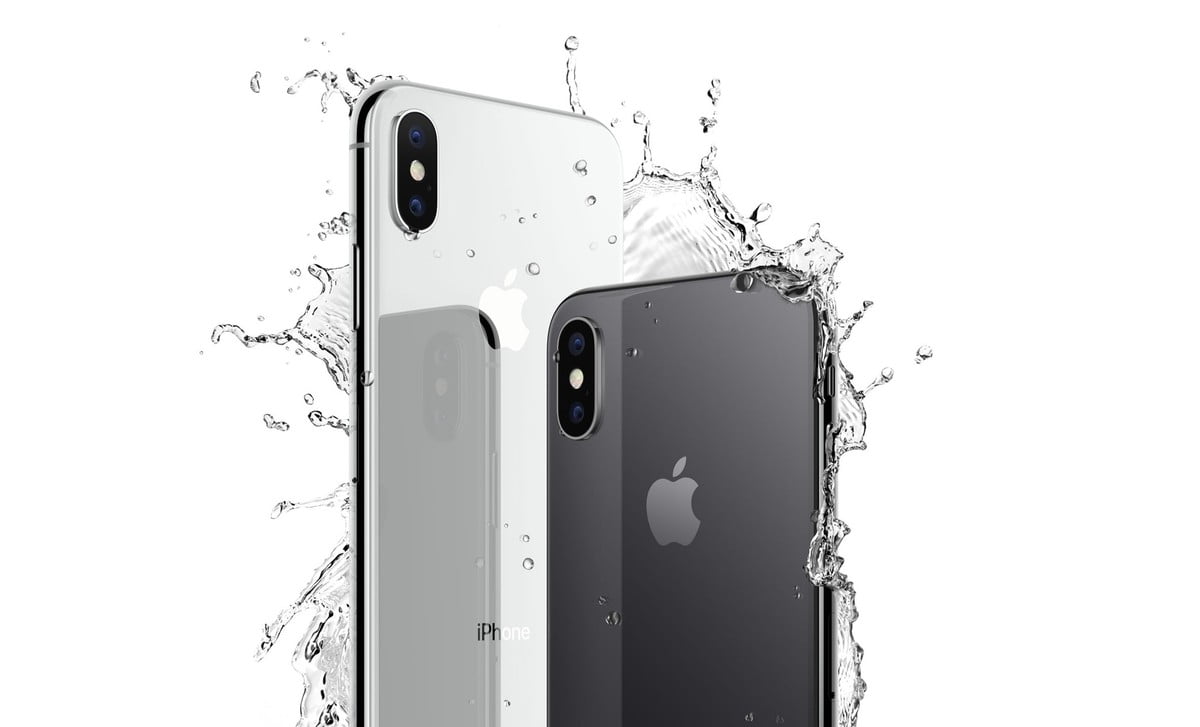 Dwa iPhone w wodzie