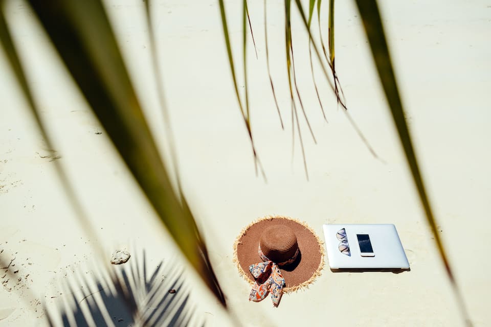 MacBook i iPhone na plaży w słońcu