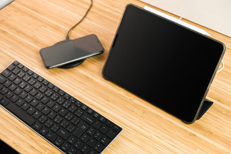 iPhone i iPad używane na biurku
